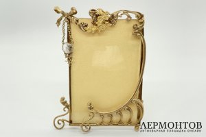 Рамка для фотографии модерн. Франция, Париж, 1900-e гг. Лaтунь, штамп, золoчение.