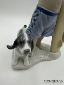 Статуэтка «Маленький серфингист». Фарфор, Lladro, скульптор José Santaeulalia, Испания, 2005–2023 годы