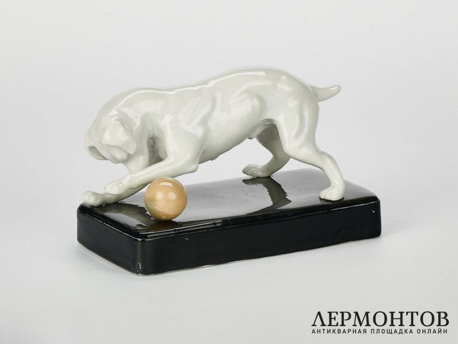 Статуэтка «Собака с мячом». Фарфор, Германия, 1920 год
