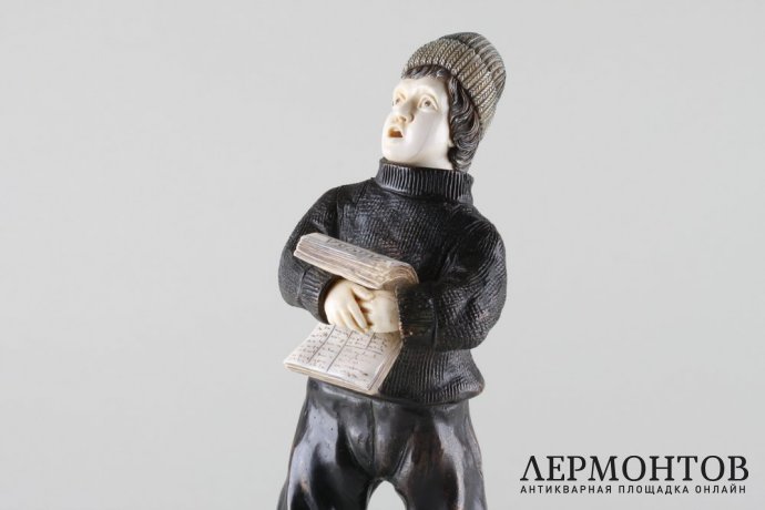 Скульптура Продавец газет. Западная Европа, 1920-1930-е гг. Бронза, кость.