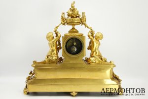 Часы каминные Путти с гирляндами цветов. Бронза, фарфор. Франция, 1850-60е гг.