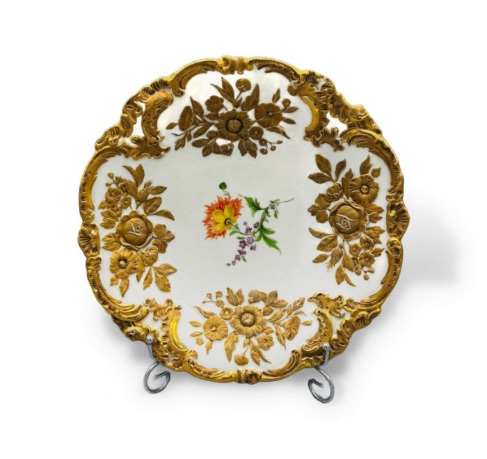Настенное блюдо с цветами. Фарфор, лепка, роспись, Meissen, Германия, 1-я пол. 20 в.