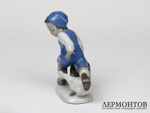 Статуэтка «Девочка с гусем». Фарфор, Heinz & Co., Германия, 1954–1972 годы