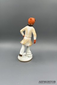 Статуэтка «На катке». Фарфор, роспись, ЛФЗ, скульптор С. Велихова, СССР, 1950-е годы