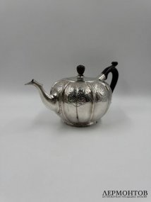 Чайник с растительным декором. Серебро 84 пробы, дерево, Россия, 1749 год