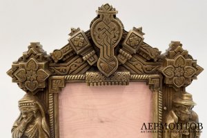 Рамка в Неорусском стиле Крестьянин с крестьянкой.  Россия, конец 19 - начало 20 века.  Бронза, литье, патинирование.