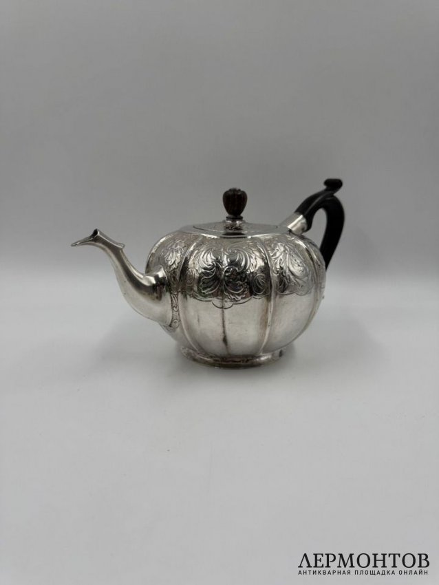 Чайник с растительным декором. Серебро 84 пробы, дерево, Россия, 1749 год