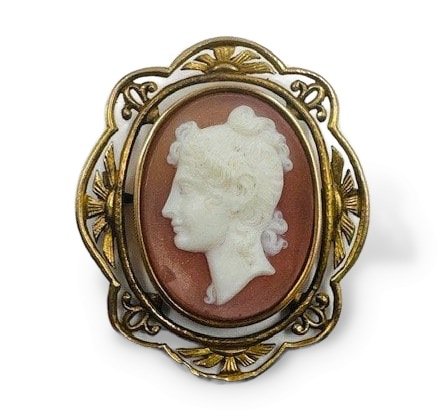 Брошь-камея с профилем девушки. Золото 56, раковина, мастер Постников, 1908–1917