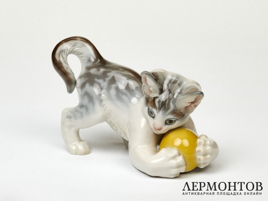 Статуэтка «Котёнок с мячом». Фарфор, Eschenbach, Германия, 1947–1953 годы