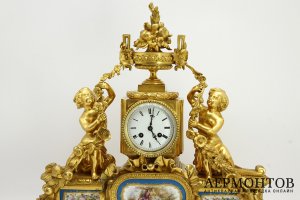 Часы каминные Путти с гирляндами цветов. Бронза, фарфор. Франция, 1850-60е гг.