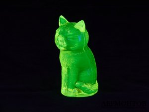 Статуэтка «Кошка». Урановое стекло, Чехия