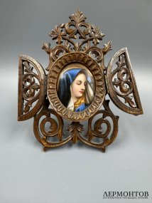 Пласт «Мадонна» в резном киоте. Фарфор, живопись, дерево, Западная Европа, конец 19 века
