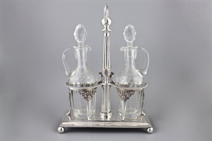 Круэт сет на серебряной подставке. Серебро 800. Европа