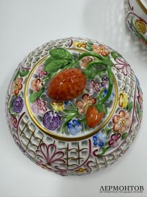 Ажурная шкатулка с крышкой-клубникой. Фарфор, роспись, Herend, Венгрия, 20 век