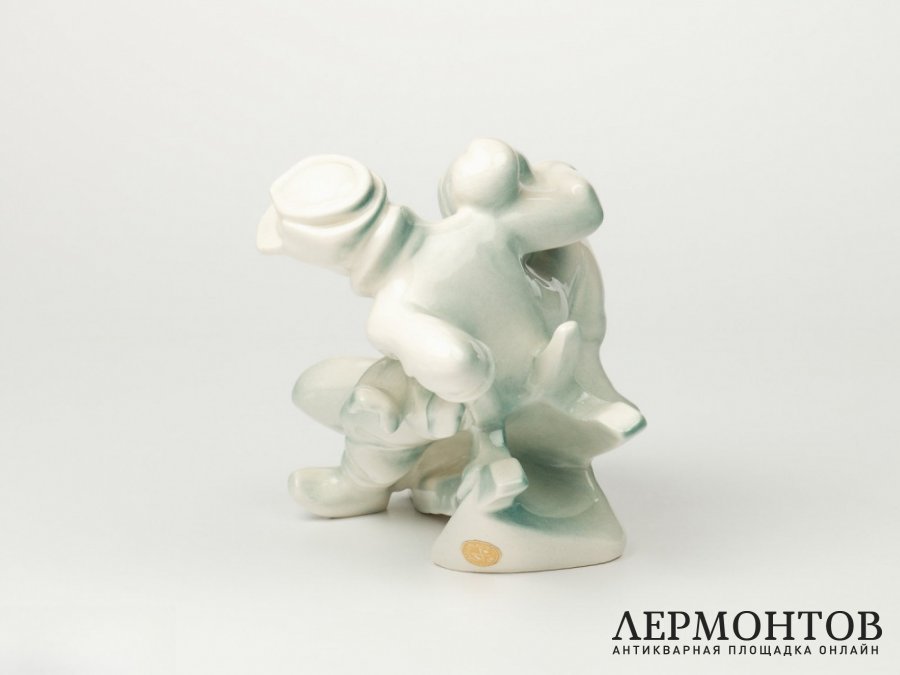 Статуэтка «Дети на санках». Jinokera Keramia, Чехословакия, 1960–1970 годы