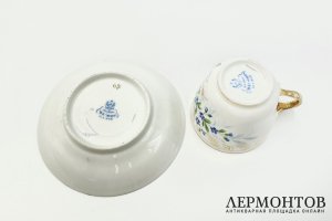 Чайная пара с цветами. Рига, М. С. Кузнецов, нач. 20 в. Фарфор, роспись.