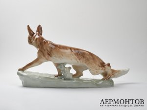 Статуэтка «Крадущаяся лиса». Фарфор, Royal Dux Bohemia, Чехословакия, середина XX века