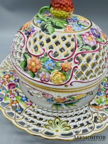 Шкатулка с прорезным цветочным декором на тарелке с бабочками. Фарфор, роспись, Herend, Венгрия, начало 20 века