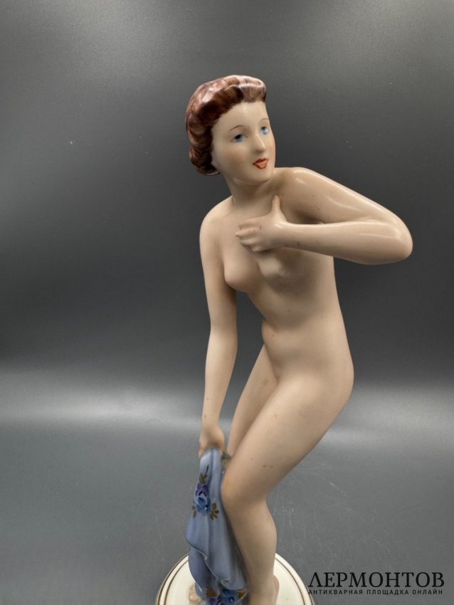 Статуэтка «Обнажённая девушка». Фарфор, роспись, Royal Dux, Чехословакия, 1938–1945 годы