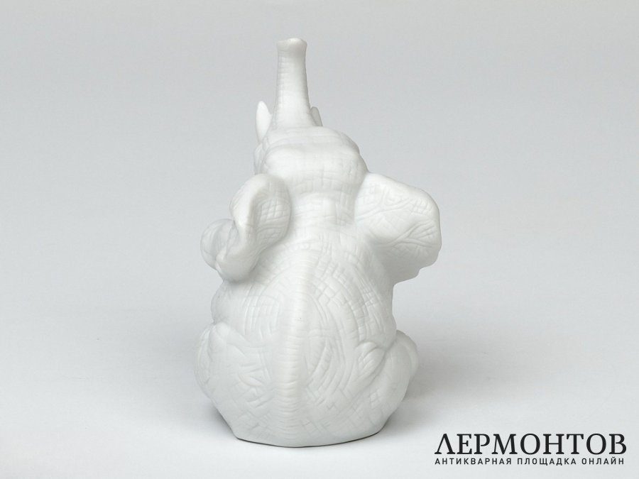 Статуэтка «Слоненок с поднятой ногой». Фарфор, Rosenthal, Германия, XX век