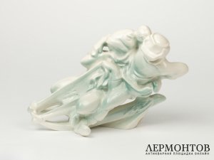 Статуэтка «Дети на санках». Jinokera Keramia, Чехословакия, 1960–1970 годы