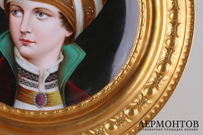 Тарелка с женским портретом в головном уборе. Зап. Европа, кон. 19 - нач. 20 в.