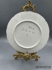 Тарелка с цветочным орнаментом. Фарфор, роспись, завод А. Попова, Россия, 1850–1860-е годы