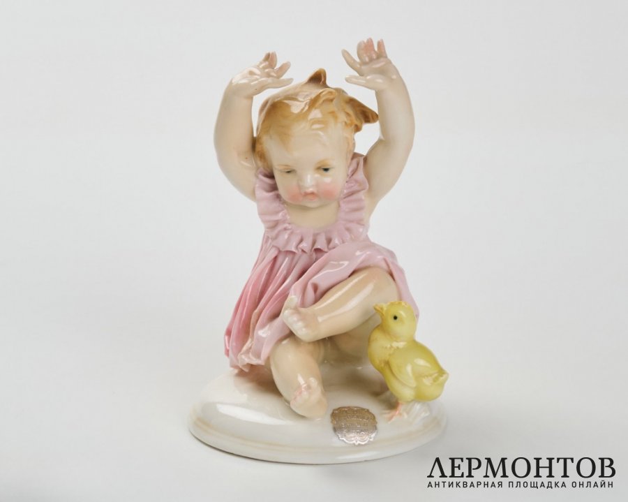 Статуэтка «Испуг. Ой, цыплёнок!». Фарфор, Karl Ens, Германия, 1920–1930-е годы