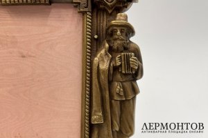Рамка в Неорусском стиле Крестьянин с крестьянкой.  Россия, конец 19 - начало 20 века.  Бронза, литье, патинирование.