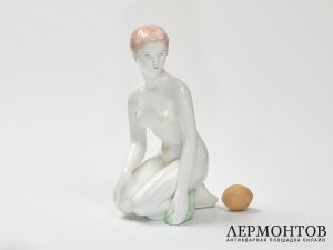 Статуэтка «Обнаженная на коленях». Фарфор, Aquincum, Венгрия