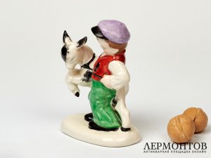 Статуэтка «Мальчик с козлёнком». Фарфор, Sitzendorf, Германия, середина XX века