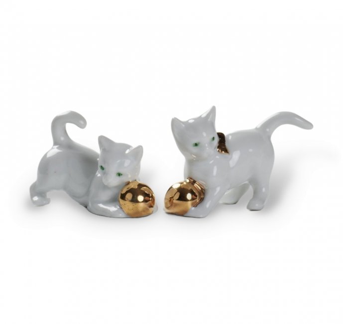 Статуэтка «Котёнок с золотым мячом». Фарфор, Metzler & Ortloff, Германия, 1950–1970-е годы