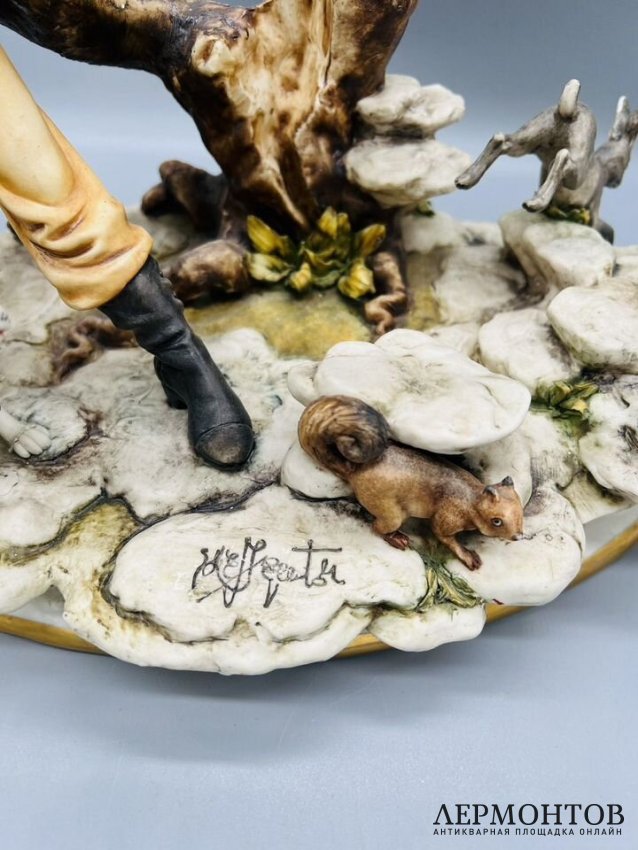 Скульптура «Охотник с собакой преследует зайца». Бисквит, роспись, Capodimonte, Италия, 2-я половина 20 века