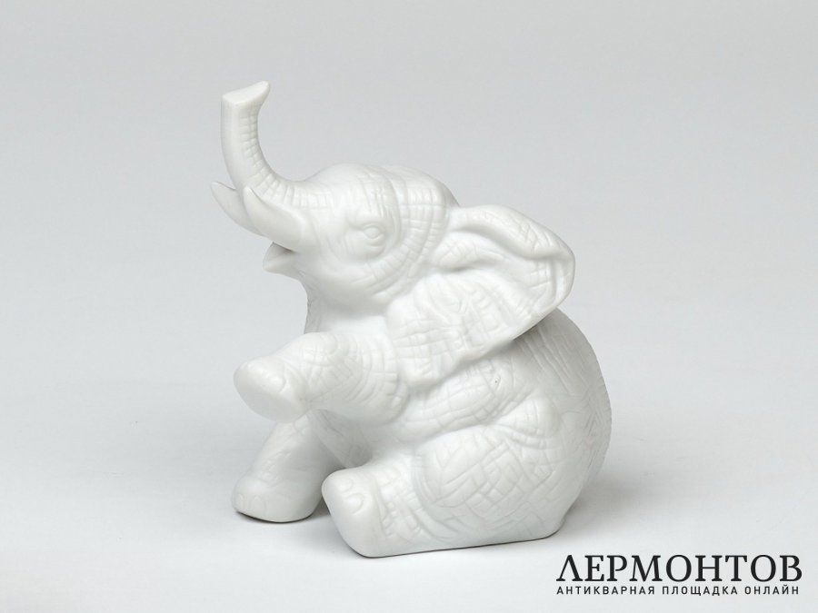 Статуэтка «Слоненок с поднятой ногой». Фарфор, Rosenthal, Германия, XX век
