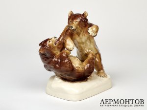 Статуэтка «Играющие медвежата». Фарфор, Royal Dux, Чехословакия, 1918–1938 годы