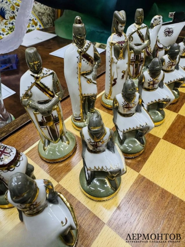 Шахматы «Богатыри и крестоносцы». Фарфор, дерево, Кисловодский фарфоровый завод