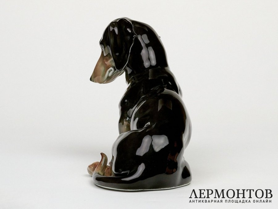 Статуэтка «Сидящая такса». Фарфор, Karl Ens, Германия, 1919–1940 годы