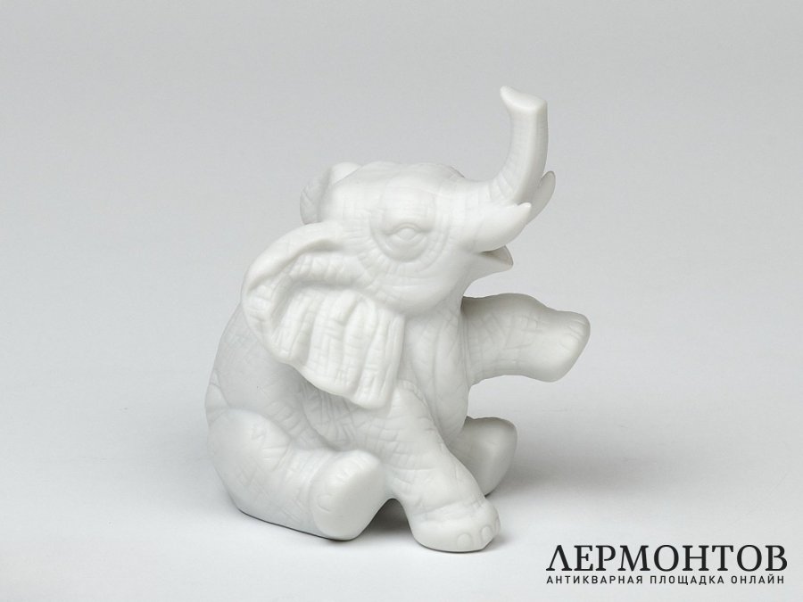 Статуэтка «Слоненок с поднятой ногой». Фарфор, Rosenthal, Германия, XX век