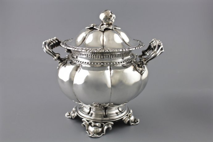 САХАРНИЦА. СЕРЕБРО 950. ETIENNE-AUGUSTE COURTOIS. ФРАНЦИЯ, XIX ВЕК.