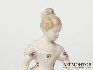 Статуэтка «Девушка бидермейер, смотрит налево». Goldscheider, Австрия, 1904–1905 годы