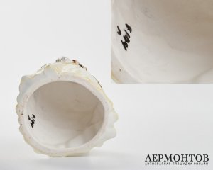 Статуэтка «Дама в платье». Майолика, Австрия или Богемия, конец XIX – начало XX века