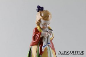 Статуэтка Девочка с куклой. Фарфор.  Фабрика Hertwig, Германия, нач. 20 в.