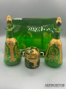 Туалетный набор: два флакона и баночка на подносе. Стекло малахитового цвета, роспись эмалями, Западная Европа, начало 20 века