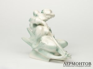 Статуэтка «Дети на санках». Jinokera Keramia, Чехословакия, 1960–1970 годы