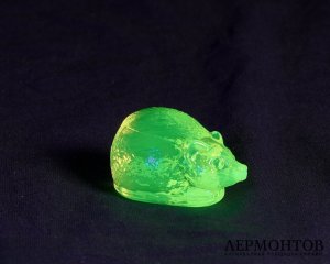 Статуэтка «Мышь». Урановое стекло, Чехия