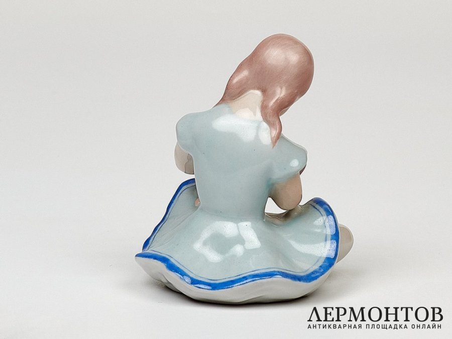 Статуэтка «Девочка с куклой». Фарфор, Kispest, Венгрия, 1950–1960 годы
