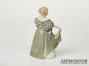 Статуэтка «Девушка бидермейер, смотрит направо». Goldscheider, Австрия, 1904–1905 годы