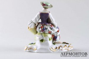 Статуэтка Пастушка с курочкой и корзиной. Германия, Meissen, нач. 20 в. Фарфор.