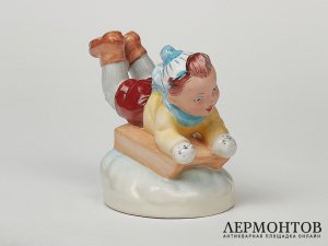 Статуэтка «Девочка на санках». Фарфор, Royal Dux, Чехословакия, 1940 год