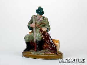 Статуэтка «Охотник с собакой на привале». Керамика, RAKO, Чехословакия, 1940–1950 год